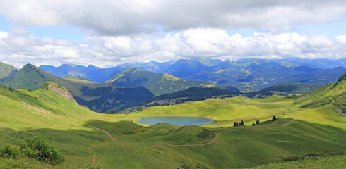 chemin de randonnée et lac dans les Hautes alpes © joël BEHR