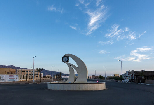 시계탑,로터리,아스팔트,도로,가로등,주택,마을,다합,Dahab,시나이반도,이집트