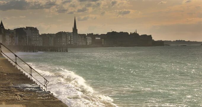 Mar&eacute;e haute au bord de la ville de Saint-Malo