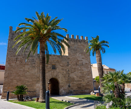 Mallorca, Spanien: Alcudia Altstadt mit Porta del Moll, Xara, Stadttor an der historischen Stadtmauer