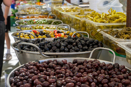 Mallorca, Spanien: Markt in der Altstadt von Pollen&ccedil;a mit Auswahl an verschiedenen Oliven