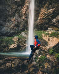 Obraz premium Hiker sitting in front of Wildensteiner waterfall in Carinthia, Austria