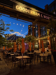 Naklejka premium Toronto, Ontario, Canada, June 14, 2025: Gooderham and Worts, aka Gooderham and Worts Limited, was a Canadian distiller of alcoholic beverages. Gooderham and Worts Distillery sign at night.