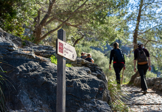 Wandern auf Mallorca, Spanien: Der Weg zum Puig de Maria N&auml;he Pollenca, mit Kloster Santuari de la Mare de Deu des Puig am Wanderweg GR 221
