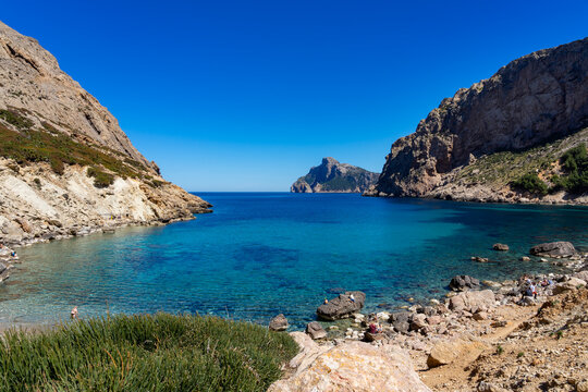 Wandern auf Mallorca, Spanien: Weg zur Bucht, Strand - Cala B&oacute;quer N&auml;he Port de Pollenca, mit t&uuml;rkisgr&uuml;nem Meer