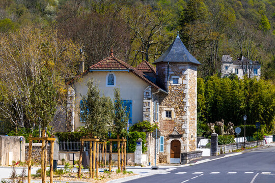 Fortified house with its tower in the center of the village of Gan
