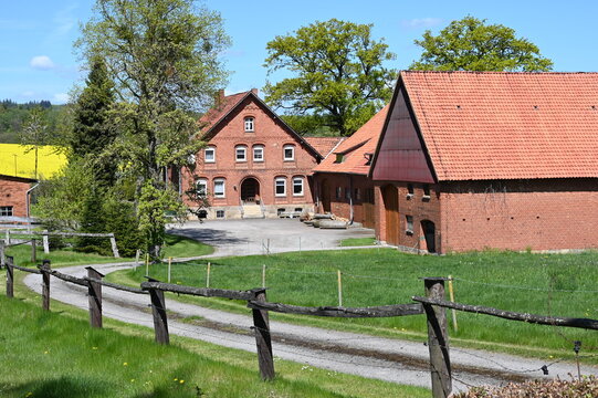 Traditionelles Schaumburger Bauernhaus aus roten Ziegelsteinen
