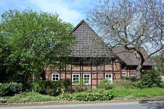 Traditionelles Schaumburger Bauerhaus mit Rundwalmdach der sogenannten Schaumburger M&uuml;tze