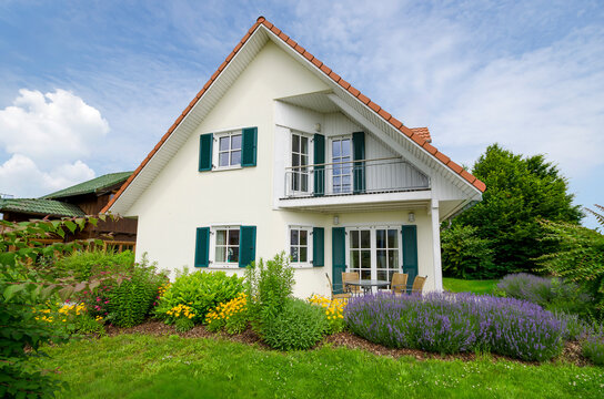 Haus mit Garten f&uuml;r Kinder 