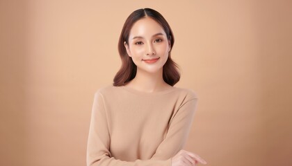 Obraz premium Elegant Portrait: A beautiful young woman with flawless skin and subtle makeup smiles gently, her warm expression conveyed through a soft gaze and relaxed pose, suggesting confidence and serenity.