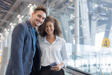 Obraz premium Couple shares a moment at an airport while waiting to board their flight together