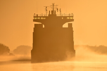 Obraz premium Schiffe bei Sonnenaufgang im Nord-Ostsee-Kanal 