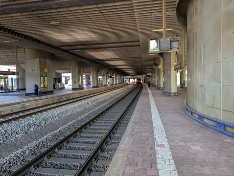 Bahnhofsgleise in Berlin &ndash; Urbane Zugstrecke und moderne Verkehrsinfrastruktur in Deutschland