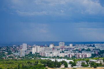 Obraz premium A panorama of a large developing city with diverse architecture.