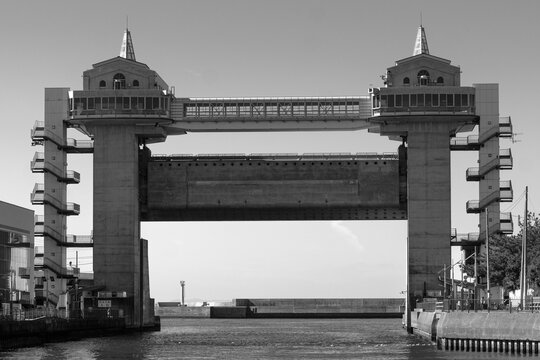Massive concrete water gate structure with a skybridge connecting two towers,Numazu Port Observatory Water Gate "View-O" 

