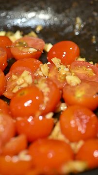 Preparaci&oacute;n de pasta con salsa en sart&eacute;n flameado