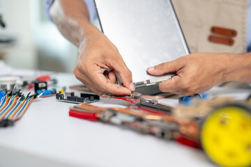 Obraz premium Engineer connecting display to circuit board in robotics project