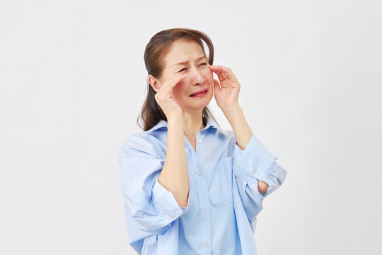 白背景で泣く女性