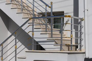 Naklejka premium Elegant staircase with modern railing design in sunny outdoor setting showcasing architectural beauty