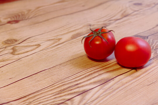 糖度の高い完熟フルーツトマト、木目調テーブルでの物撮り
