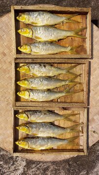 milkfish (bandeng) cooked using a pressure cooking method, making the bones soft and edible. The fish is neatly placed in a tray box, ready for sale in a traditional market setting. 