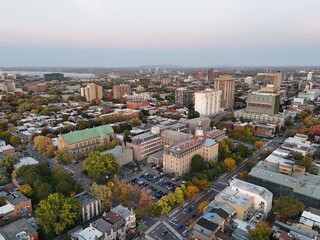Obraz premium Sunset aerial view of Montreal Plateau neighbourhood with residential houses and autumn trees. g.