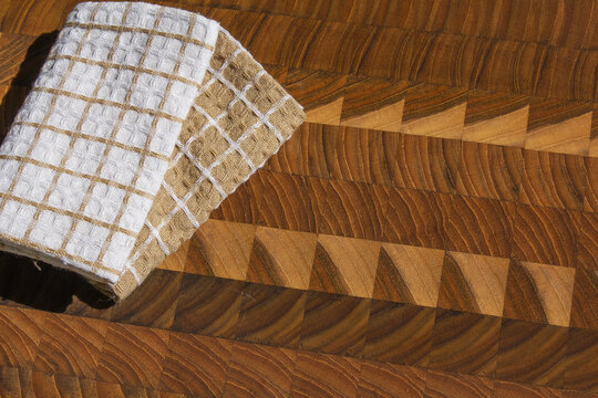 It is a cutting board and a dishcloth.