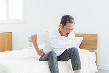 Fototapeta premium 腰痛・腰の痛みに苦しむ中高年男性