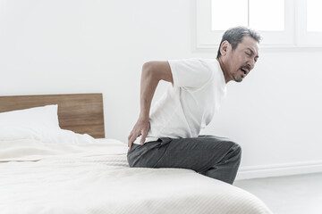 Fototapeta premium 腰痛・腰の痛みに苦しむ中高年男性