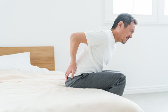 腰痛・腰の痛みに苦しむ中高年男性