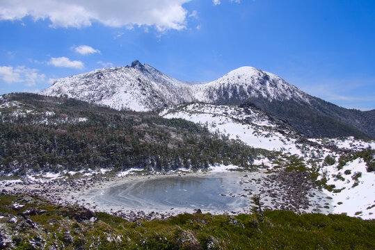 長野県の八ヶ岳、黒百合平付近から望む天狗岳と擂鉢池