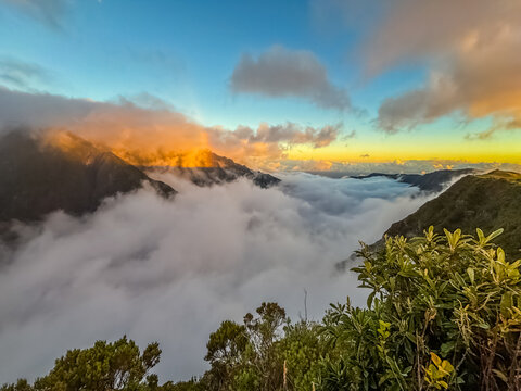 Mer de nuages sur la rivi&egrave;re des Rempart au coucher du soleil, &Icirc;le de la R&eacute;union 