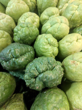 Abundant Pile of Raw Chayote Squash (Sechium edule) for Culinary and Agricultural Marketing