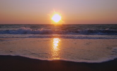 Obraz premium Beautiful sunset over ocean waves