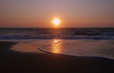 Obraz premium Beautiful sunset over ocean waves