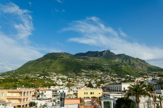 le mont Epomeo depuis Forio sur ISchia en Italie