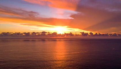 Fototapeta premium Symmetrical Sunset Over Ocean with Centered Horizon