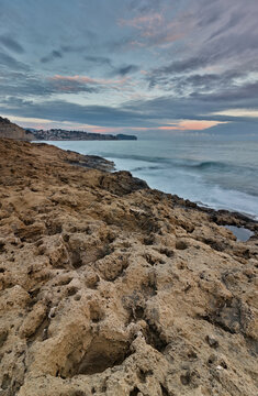 Costa rocosa de Benissa en Alicante al atardecer con agua en larga exposici&oacute;n