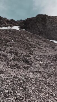 Dettaglio ravvicinato di una superficie rocciosa in ambiente montano, con contrasto tra texture naturali e luce diffusa. Una scena minimalista che richiama atmosfere alpine e paesaggi d&rsquo;alta quota