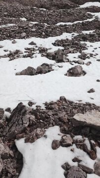 Dettaglio ravvicinato di una superficie rocciosa in ambiente montano, con contrasto tra texture naturali e luce diffusa. Una scena minimalista che richiama atmosfere alpine e paesaggi d&rsquo;alta quota