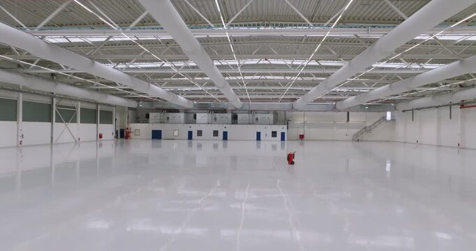 Large empty warehouse space with high ceiling and visible support columns