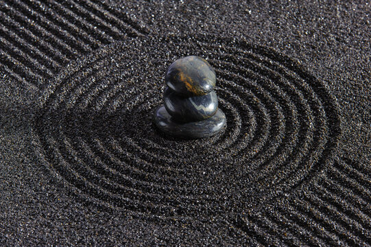 Steine in strukturiertem Sand als Symbol f&uuml;r psychisches Gleichgewicht und Ausgeglichenheit