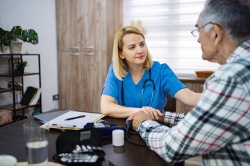 Obraz premium Caring conversation in a medical clinic setting today