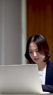 え、これってミスかな&hellip;？失敗して残業で仕事が終わらずにで悩む女性ネガティブビジネスシーン　転職やストレスと仕事の問題イメージ縦動画