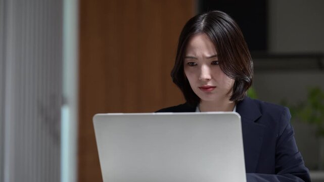 え、これってミスかな&hellip;？失敗して残業で仕事が終わらずにで悩む女性ネガティブビジネスシーン　転職やストレスと仕事の問題イメージ