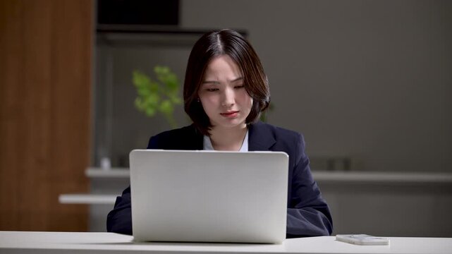 え、これってミスかな&hellip;？失敗して残業で仕事が終わらずにで悩む女性ネガティブビジネスシーン　転職やストレスと仕事の問題イメージ