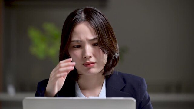 え、これってミスかな&hellip;？失敗して残業で仕事が終わらずにで悩む女性ネガティブビジネスシーン　転職やストレスと仕事の問題イメージクローズアップ