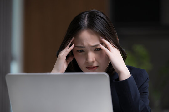 え、これってミスかな&hellip;？失敗して残業で仕事が終わらずにで頭を抱える悩む女性ネガティブビジネスシーン　転職やストレスと仕事の問題イメージ