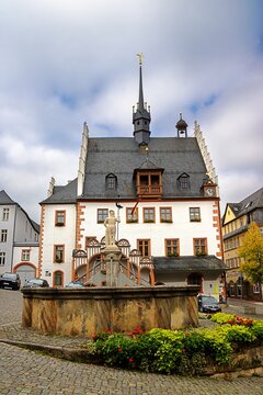 p&ouml;&szlig;neck, deutschland - marktbrunnen und altes rathaus -