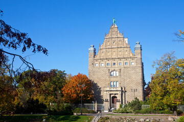 Reprezentacyjny gmach z początku XX wieku, siedziba muzeum uniwersyteckiego, Toruń, Polska, A representative building from the beginning of the 20th century, home to the university museum, Toruń © 123108 Aneta